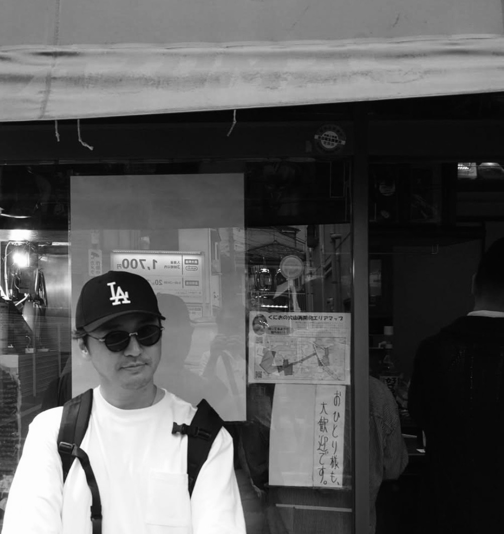 モノクロの半身ポートレート。背景無地。